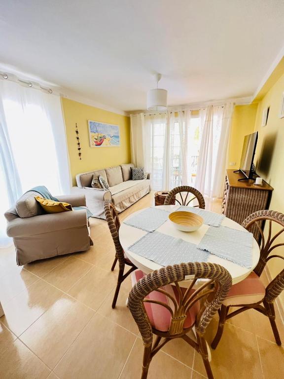 Televízia a/alebo spoločenská miestnosť v ubytovaní Laderas del Palmar Luxury