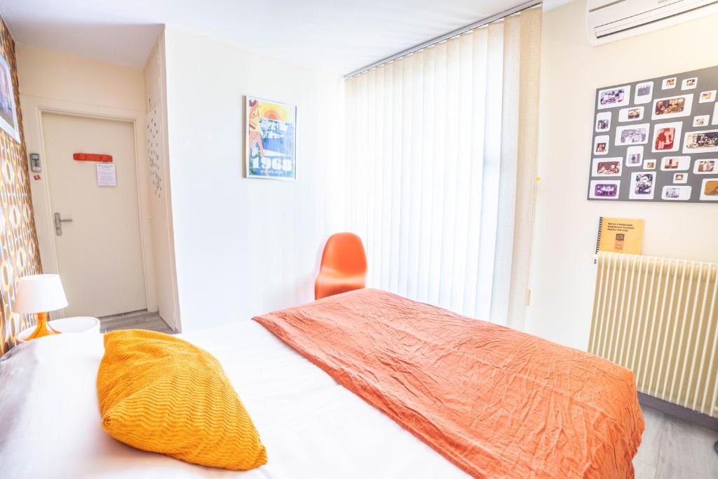 Posteľ alebo postele v izbe v ubytovaní LE SEVENTIE'S 3 Terrasse-Netflix-Wifi-Parking-Mer-TOP PROS SERVICESConciergerie