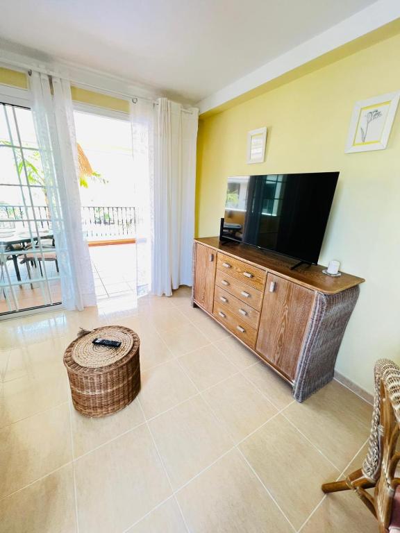 Televízia a/alebo spoločenská miestnosť v ubytovaní Laderas del Palmar Luxury
