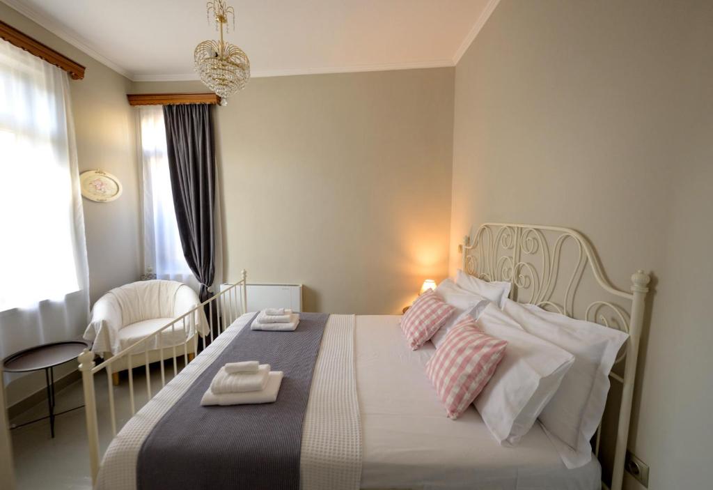 - une chambre avec un lit et 2 serviettes dans l'établissement Elia downtown eco house, à Mytilène
