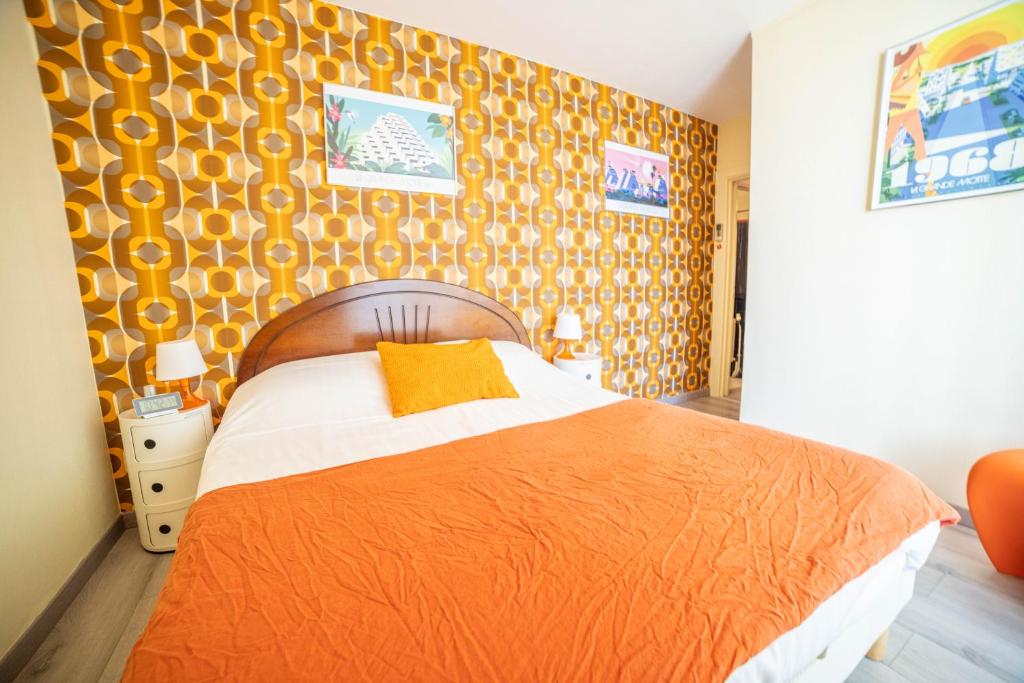 Posteľ alebo postele v izbe v ubytovaní LE SEVENTIE'S 3 Terrasse-Netflix-Wifi-Parking-Mer-TOP PROS SERVICESConciergerie