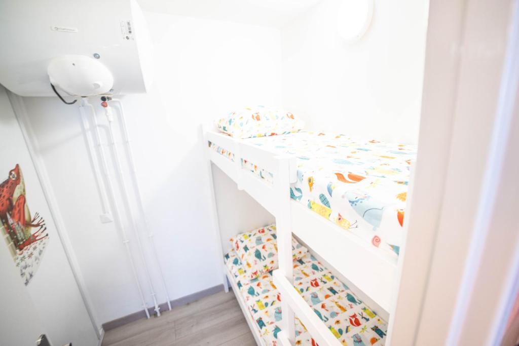 Posteľ alebo postele v izbe v ubytovaní LE SEVENTIE'S 3 Terrasse-Netflix-Wifi-Parking-Mer-TOP PROS SERVICESConciergerie