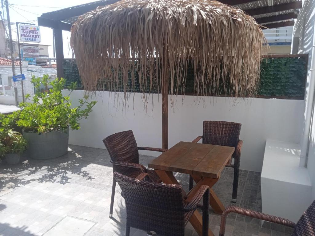 Patio alebo iná vonkajšia časť ubytovania Ag.apostoloi studios