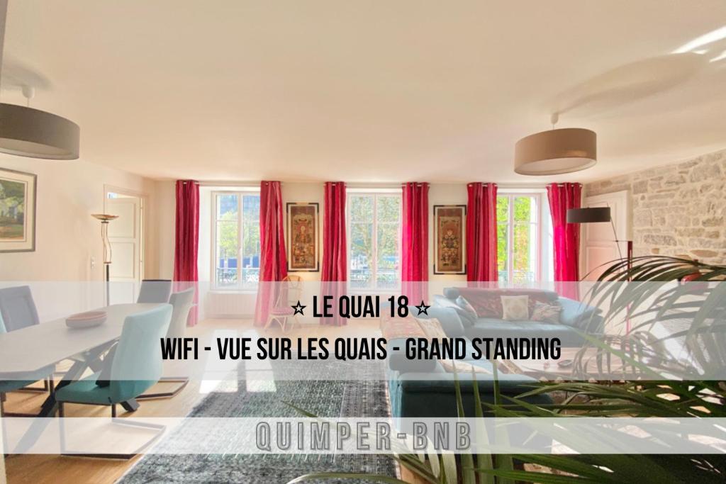カンペールにあるLE QUAI 18 - Luxe - Plein Centre - Vue dur les quais - Wifi - Parkingのリビングルーム(赤いカーテン、テーブル付)