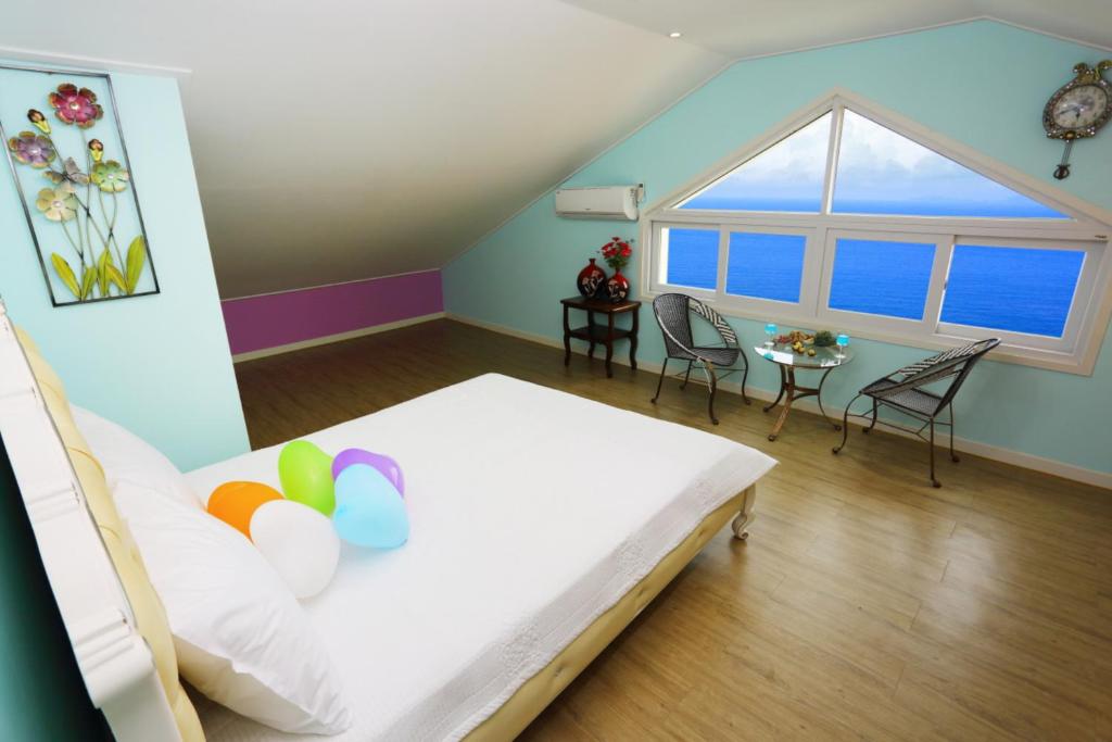 1 dormitorio con cama y ventana grande en Montmartre, en Namhae