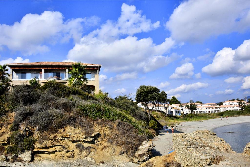 een huis op een heuvel naast een strand bij Punta di mare, appartements bord de mer in Linguizzetta