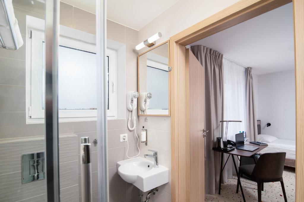 Koupelna v ubytování Antares Hotel