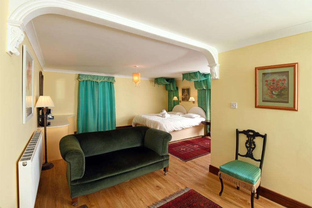 Postel nebo postele na pokoji v ubytování Craigadam Country House Hotel