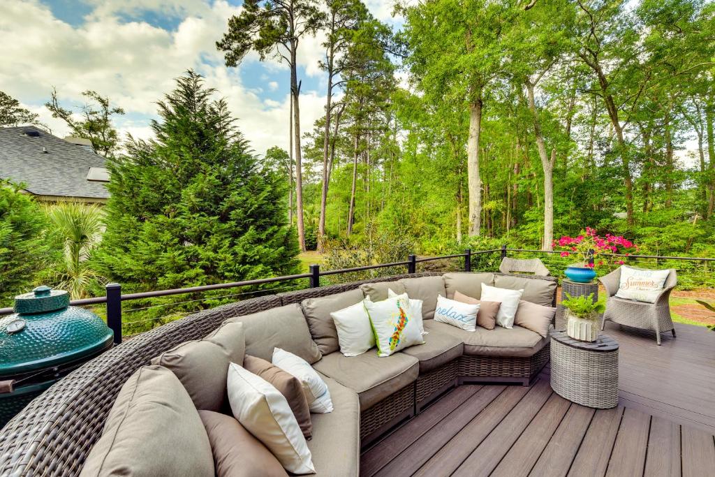 un patio avec un canapé et une table sur une terrasse dans l'établissement Hilton Head Island Resort Home with Fire Pit!, à Île de Hilton-Head