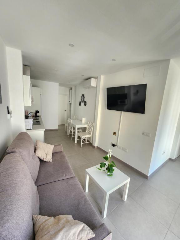 salon z kanapą i stołem w obiekcie Apartamento Centro Ronda 2 w mieście Ronda