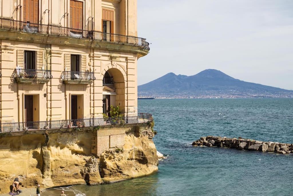 un edificio su una scogliera vicino all'acqua di Il Richiamo Del Mare a Napoli