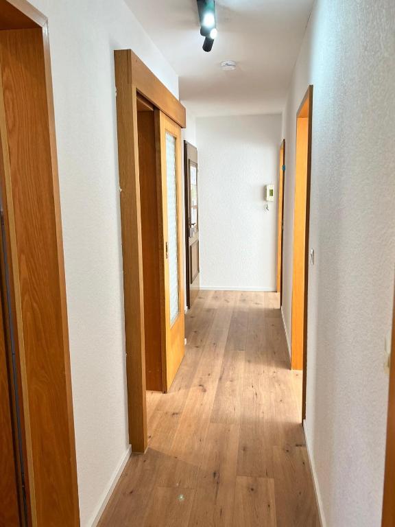 un pasillo de una habitación vacía con puertas de madera en Ferienhaus Möhrle 4, en Überlingen