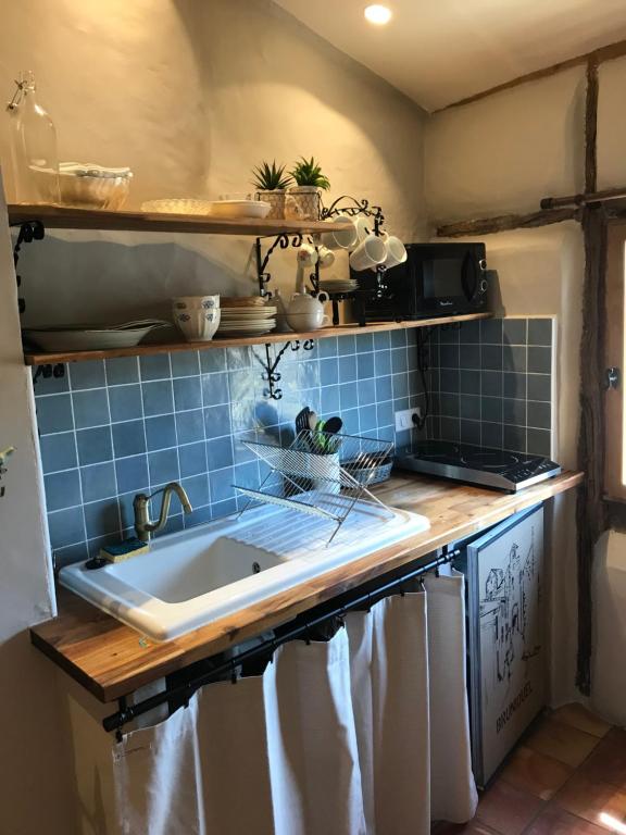 a kitchen with a sink and a counter top at Le pigeonnier du beffroi in Bruniquel