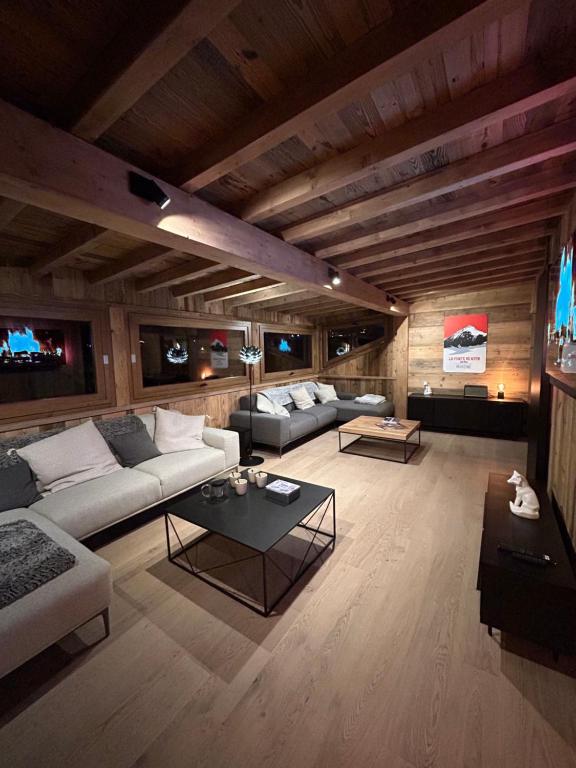 un grand salon avec des canapés et une table dans l'établissement Résidence Les Voroches, à Morzine