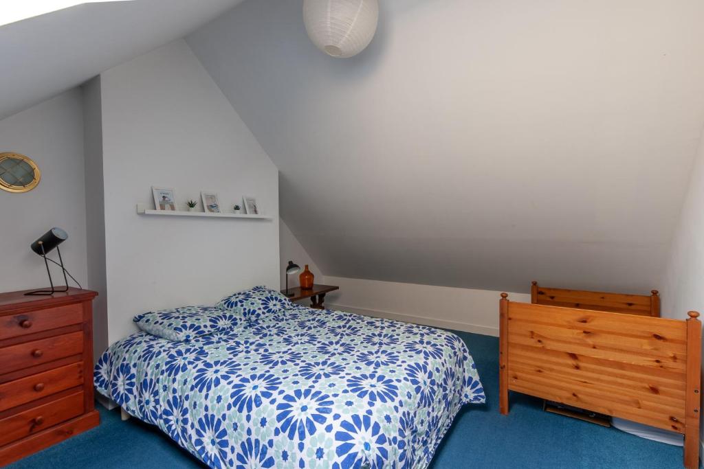 Łóżko lub łóżka w pokoju w obiekcie La Grange - Charmante maison à Langrune-sur-mer