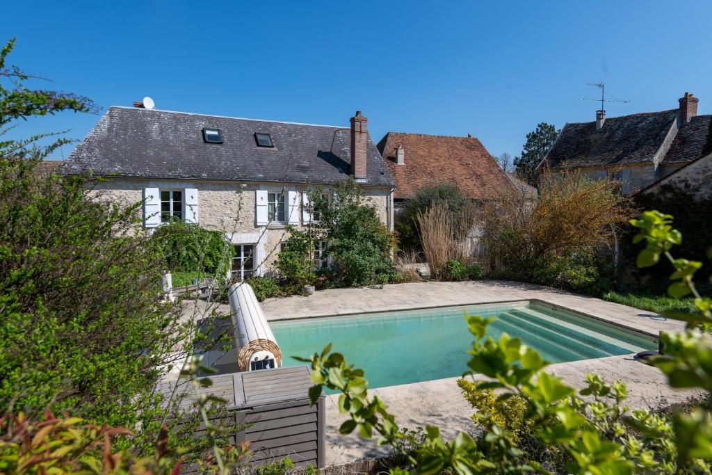 Bazén v ubytovaní Maison Prado - avec piscine privée et grand jardin alebo v jeho blízkosti