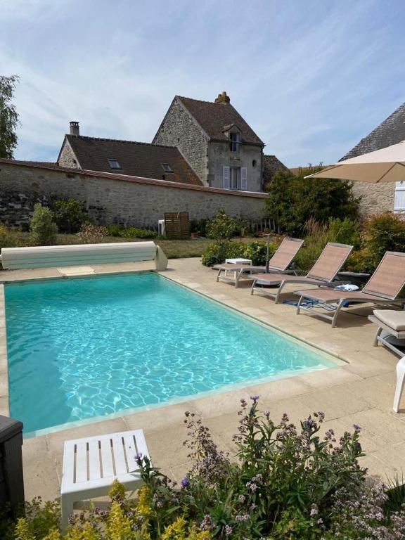 Bazén v ubytovaní Maison Prado - avec piscine privée et grand jardin alebo v jeho blízkosti