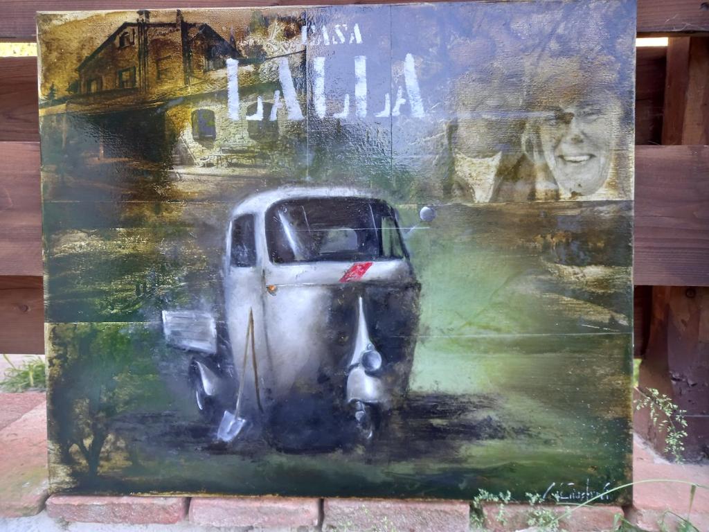uma pintura de um carro na lateral de um edifício em Casa Lalla em Livorno