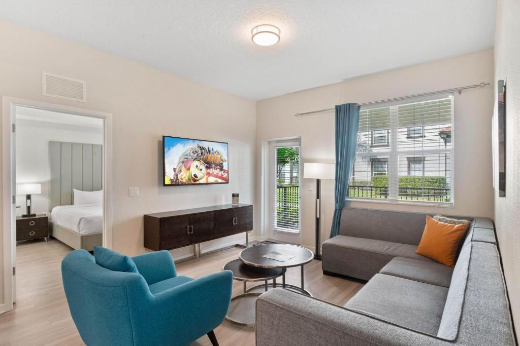 uma sala de estar com um sofá e uma cama em 4012 Breakview Drive 110 em Orlando