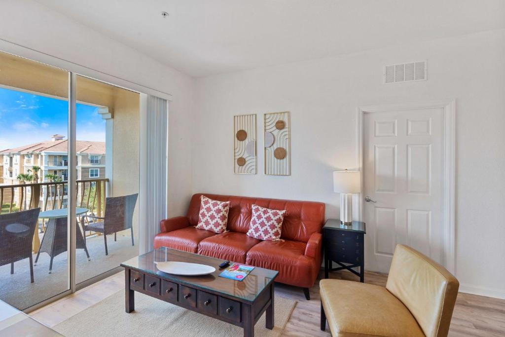 een woonkamer met een rode bank en een tafel bij 4814 Cayview Avenue 406 in Orlando