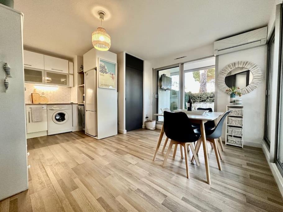 Kuchyňa alebo kuchynka v ubytovaní PGH N11- Terrasse Arborée, Piscine, Parking Privé