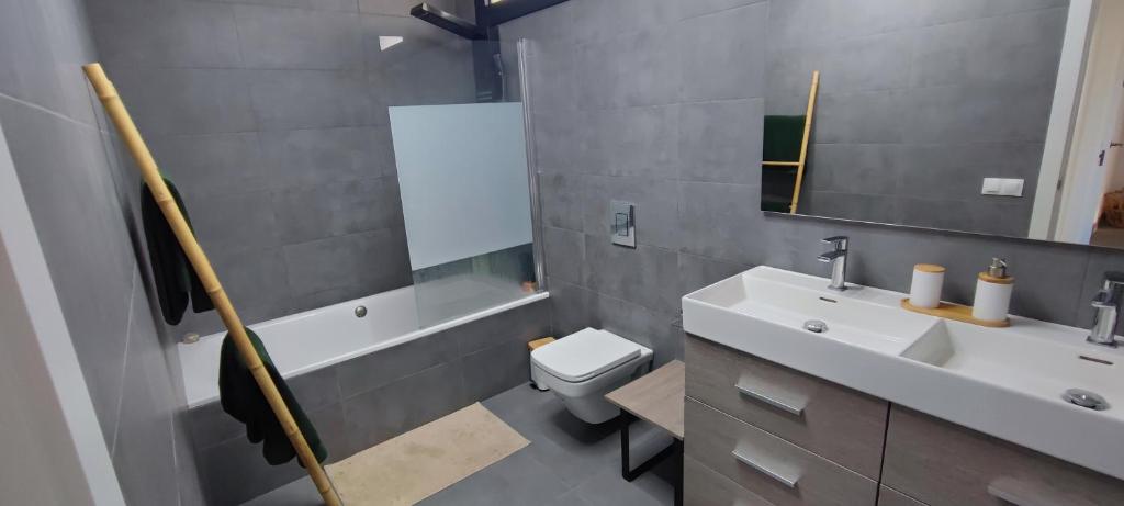 Fotografie z fotogalerie ubytování Chalet con piscina, terraza y barbacoa v destinaci Pallaresos