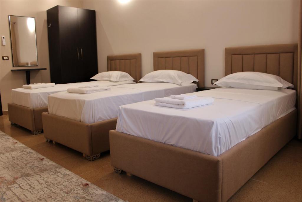 Postel nebo postele na pokoji v ubytování Hotel Vila Maledhi