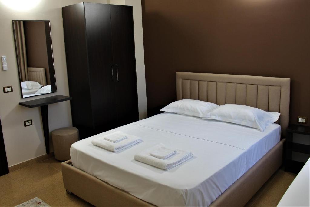 Postel nebo postele na pokoji v ubytování Hotel Vila Maledhi