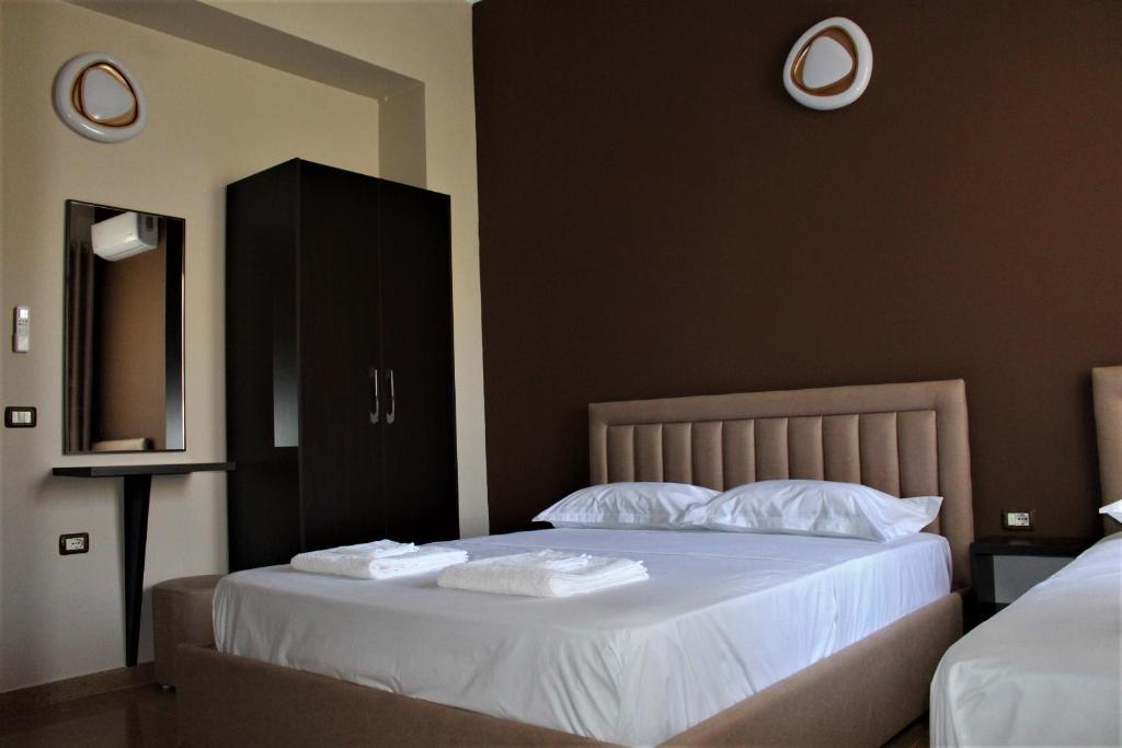 Postel nebo postele na pokoji v ubytování Hotel Vila Maledhi