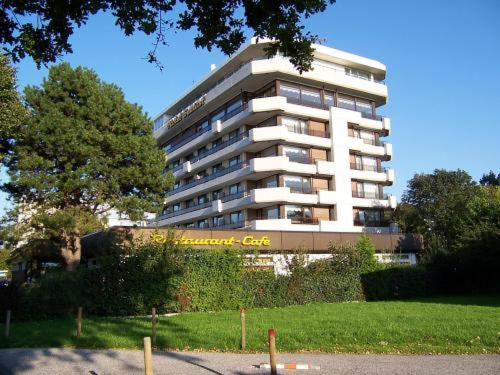 a large building with a sign in front of it at Hotel Seelust in Cuxhaven