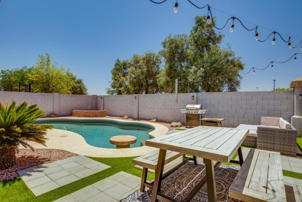 un patio trasero con mesa de picnic y piscina en Gilbert Vacation Rental with Private Pool and Patio, en Gilbert