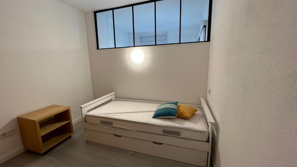 A bed or beds in a room at Precioso apartamento para 6 personas AV-74