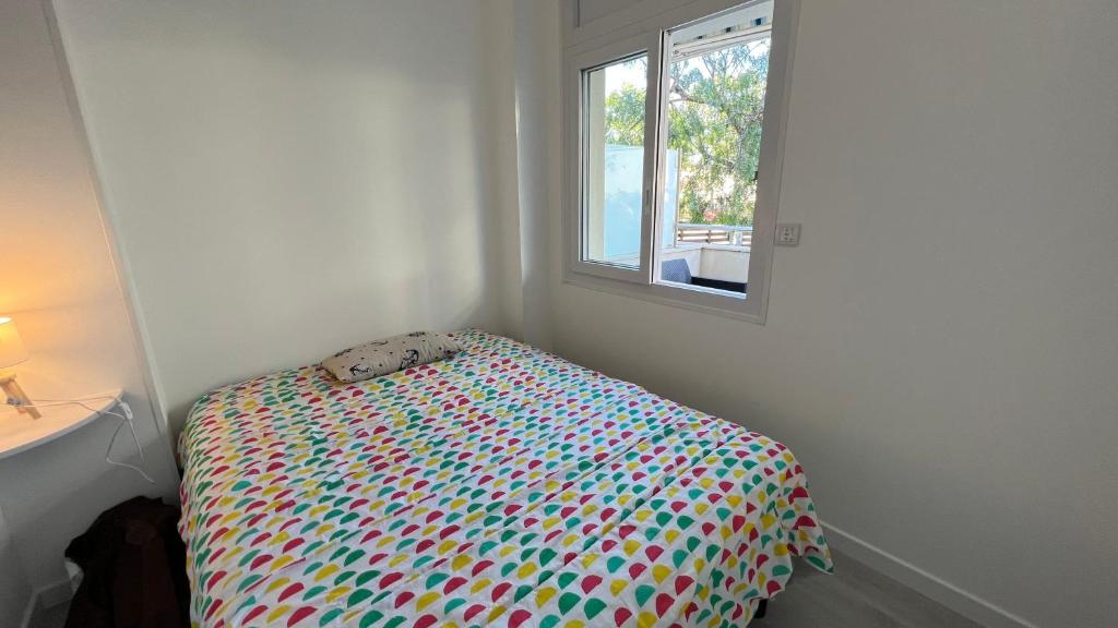 A bed or beds in a room at Precioso apartamento para 6 personas AV-74