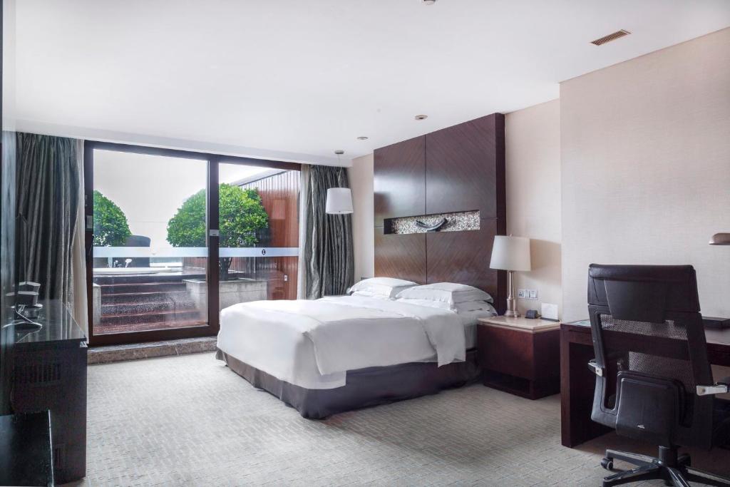 InterContinental Qingdao, an IHG Hotel - Inside the Olympic Sailing Center - 海景和阳台的高级国王室