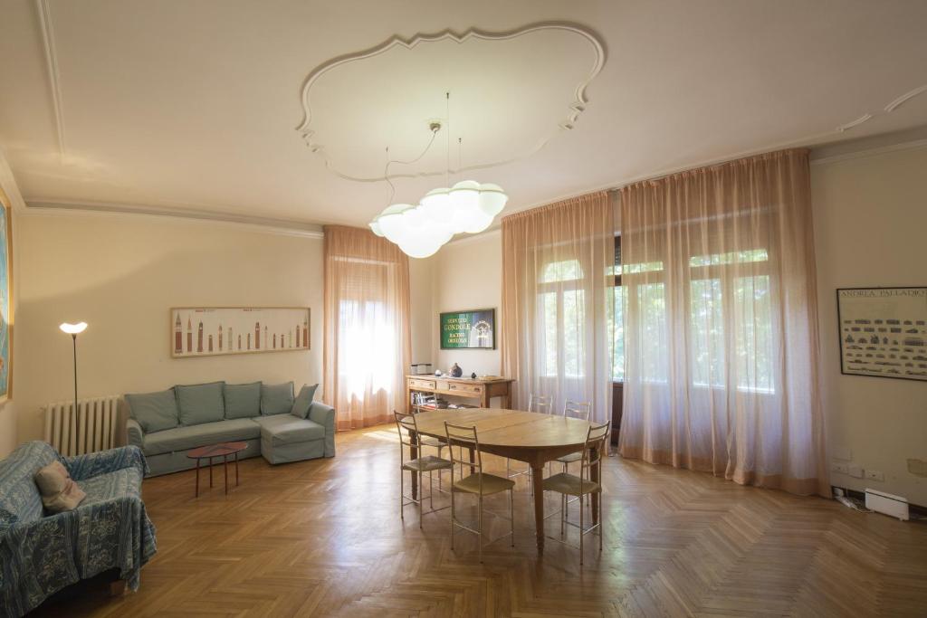ein Wohnzimmer mit einem Sofa und einem Tisch in der Unterkunft Ca' del Parco in Venedig