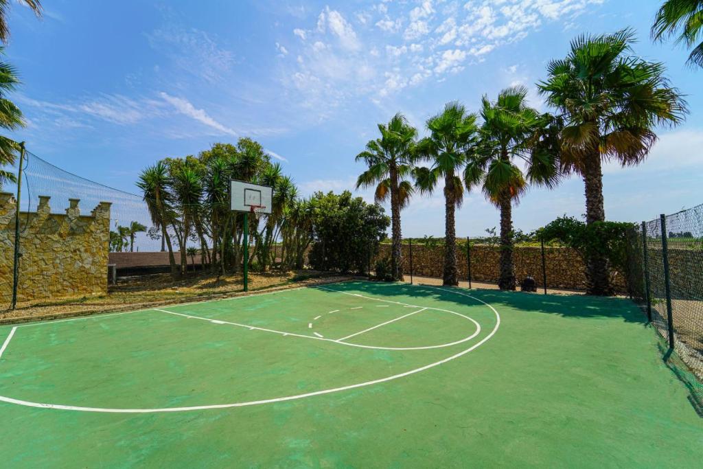 Tenis a/nebo squash v ubytování Amareclub Baia Dei Turchi Resort - Adults Only nebo okolí