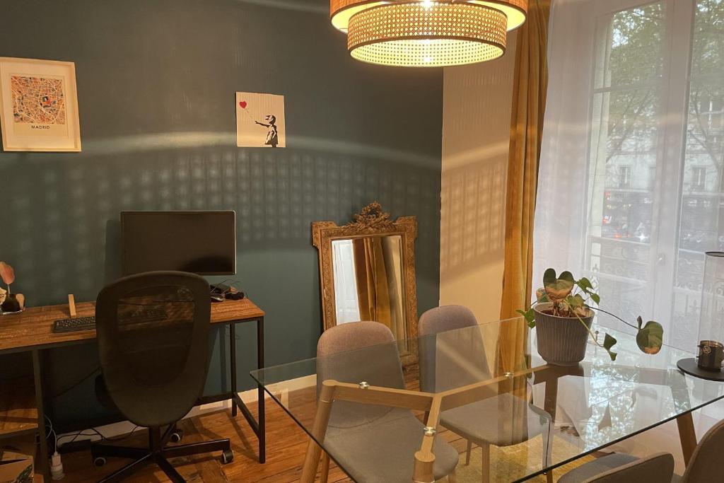 Televízia a/alebo spoločenská miestnosť v ubytovaní 42m close to Montmartre
