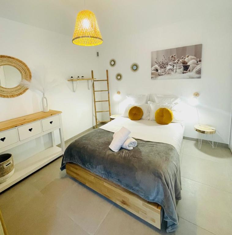 Posteľ alebo postele v izbe v ubytovaní Le Quartz Tresum in a modern residence near the lake garage included