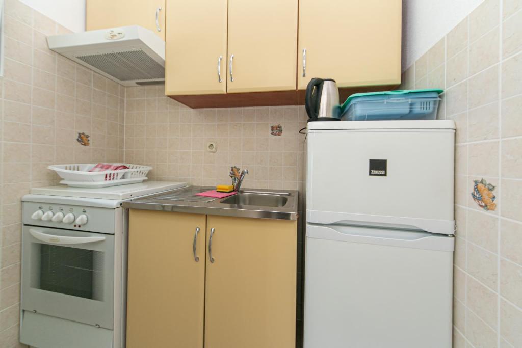 Kuchyň nebo kuchyňský kout v ubytování Apartmani Jakiruša