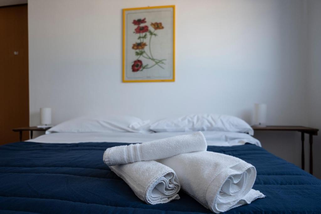 A bed or beds in a room at Casa Blu sul mare e centralissima