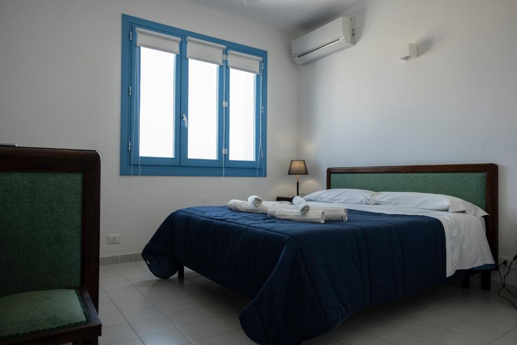 A bed or beds in a room at Casa Blu sul mare e centralissima