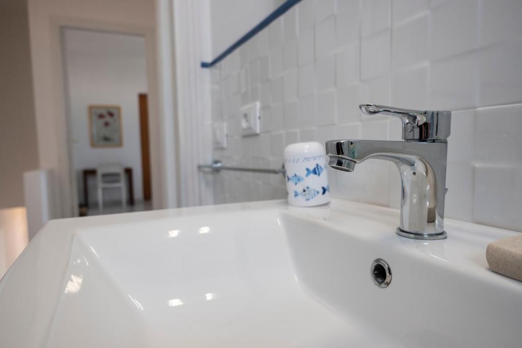 A bathroom at Casa Blu sul mare e centralissima