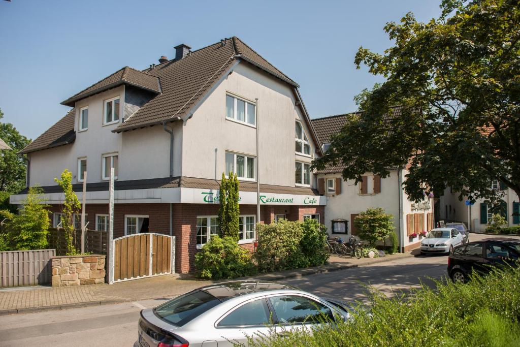 ein Haus mit einem davor geparkt in der Unterkunft Hotel & Restaurant Zum Vater Rhein in Monheim