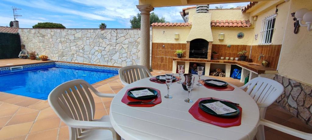 Bazén v ubytovaní LLOGUER30 Cecilia's House the paradise alebo v jeho blízkosti