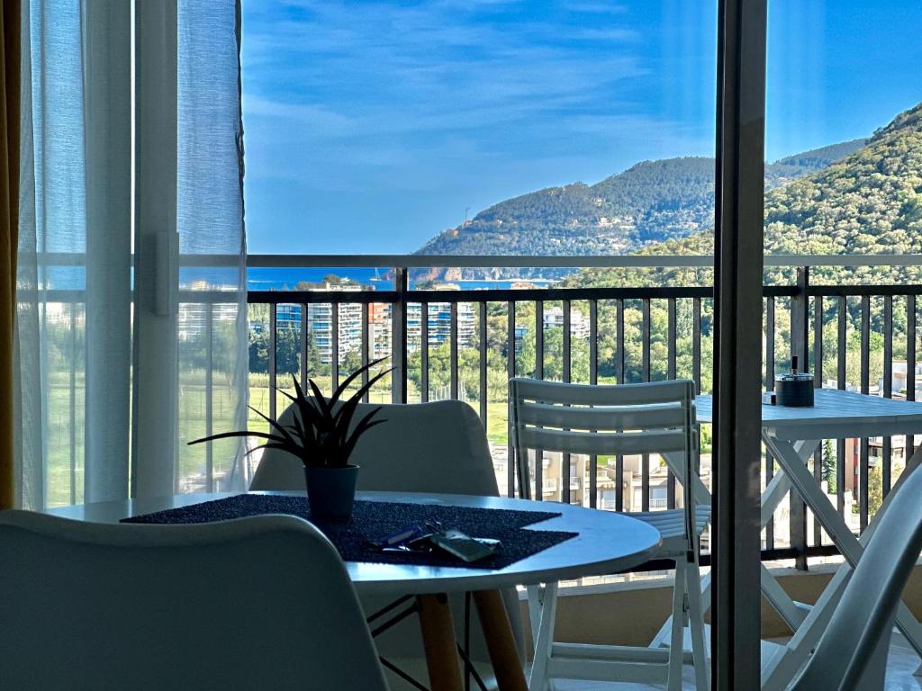 d'un balcon avec une table et des chaises et une vue sur l'océan. dans l'établissement Cannes Marina vue mer, à Mandelieu-la-Napoule