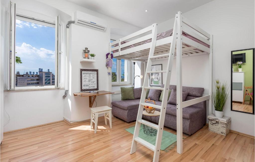 een slaapkamer met een stapelbed en een bank bij Amazing Apartment In Rijeka With Wifi in Rijeka