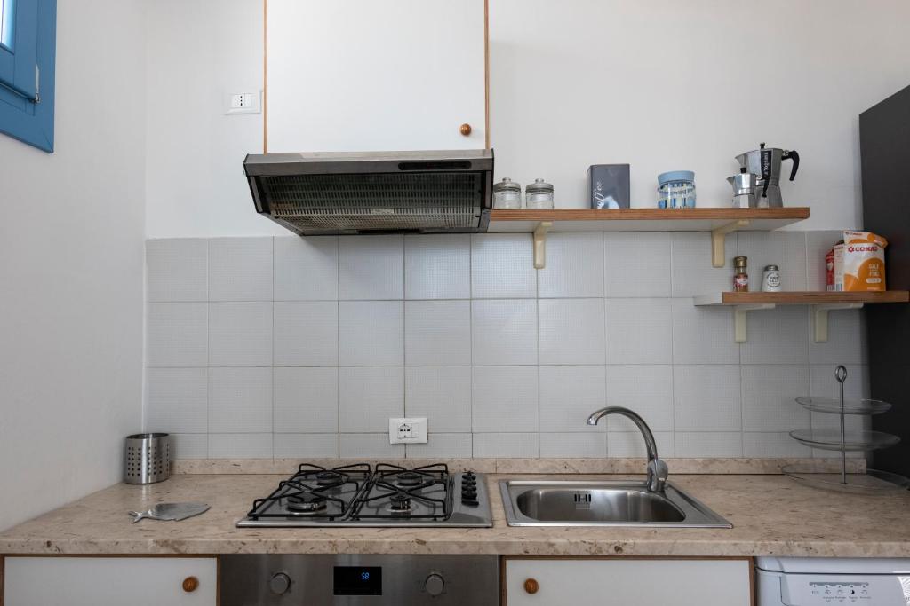 A kitchen or kitchenette at Casa Blu sul mare e centralissima
