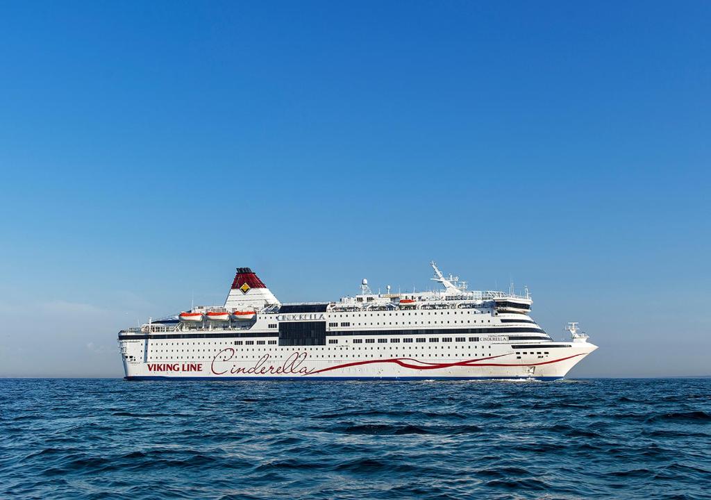 un crucero sentado en el océano en Viking Line ferry Viking Cinderella - One-way journey from Helsinki to Stockholm en Helsinki