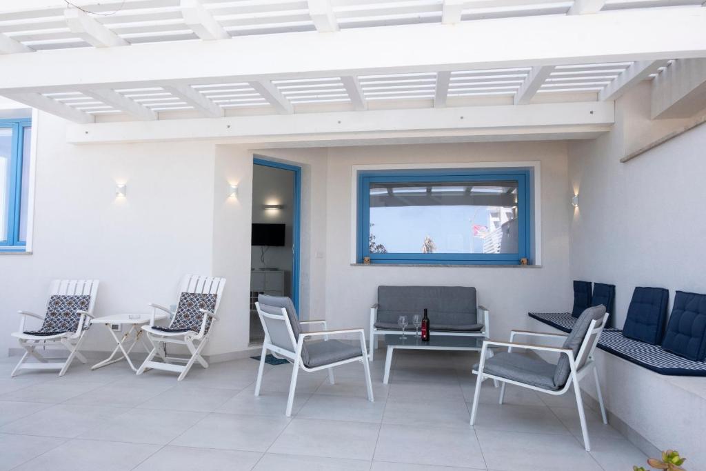 A seating area at Casa Blu sul mare e centralissima
