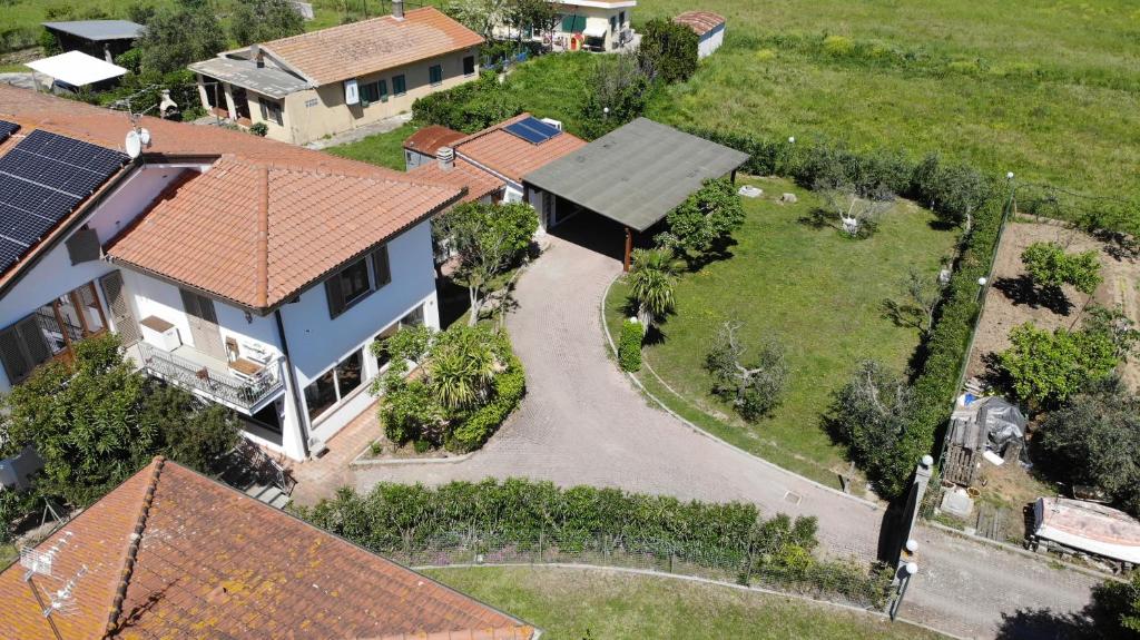 マリーナ・ディ・カンポにあるAppartamenti Mimosa - Clima, giardino, posti autoの屋根の太陽電池パネル付きの家屋